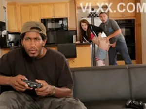 Bố dượng chịch con gái như gà, mặc cho bạn thân con gái đến chơi