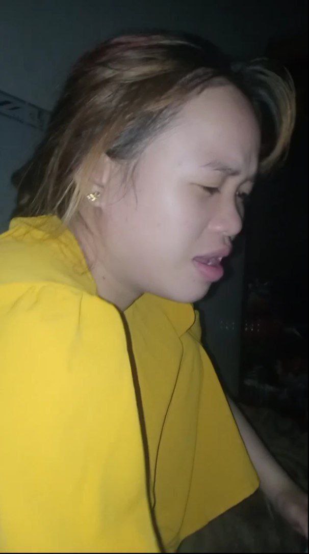 Em hoạt náo viên ngây thơ xấu hổ khi bị “ông chú” chạm vào